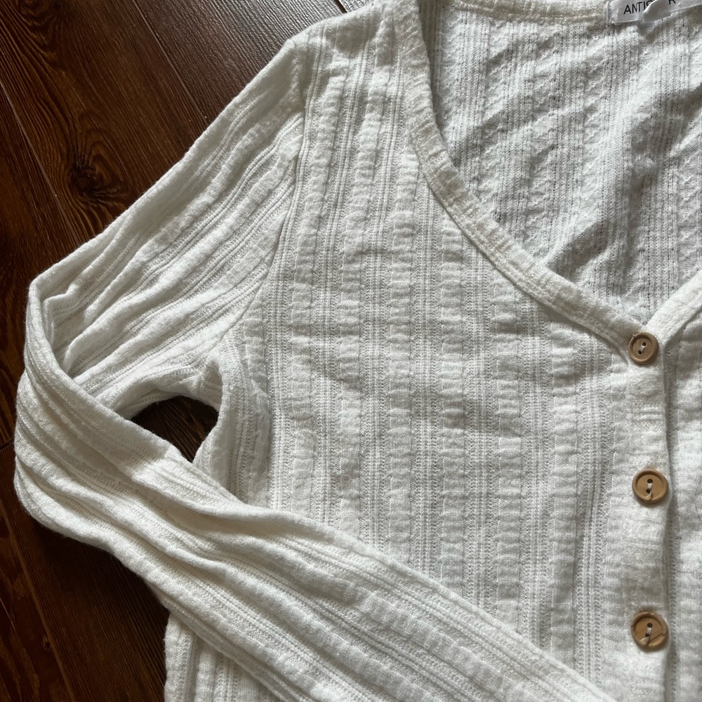 Women's White Ribbed Button-Front Long Sleeve Top - Picture 2 of 2
